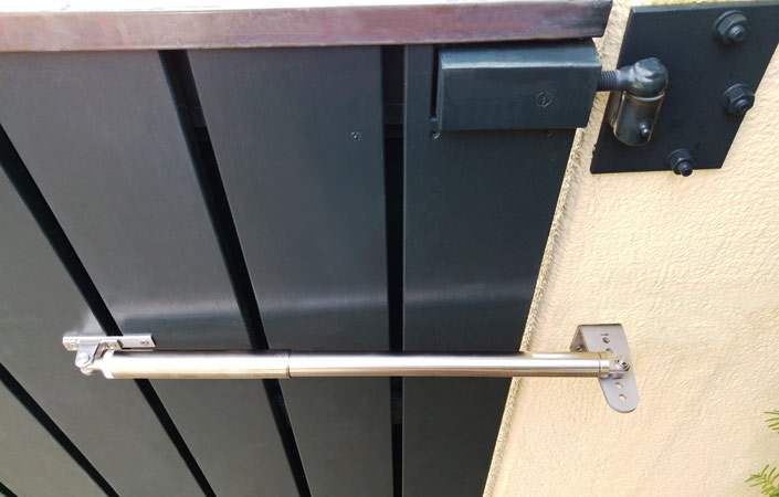 Gate Closer DIREKT. Quick and simple to fit,